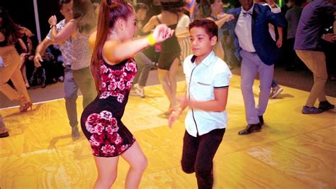 niña bailando salsa con su papa